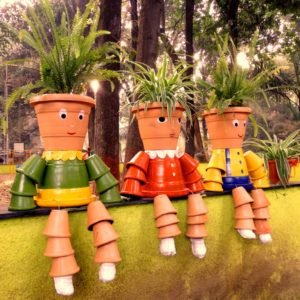 कमला नेहरू पार्कमध्ये कुंड्यांच्या बाहुल्या